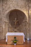 <center>Eglise Saint-Pierre</center>Le Chœur (XIIe-XVIIe siècles). L'abside est voûtée en cul de four. L'autel est de 1969.